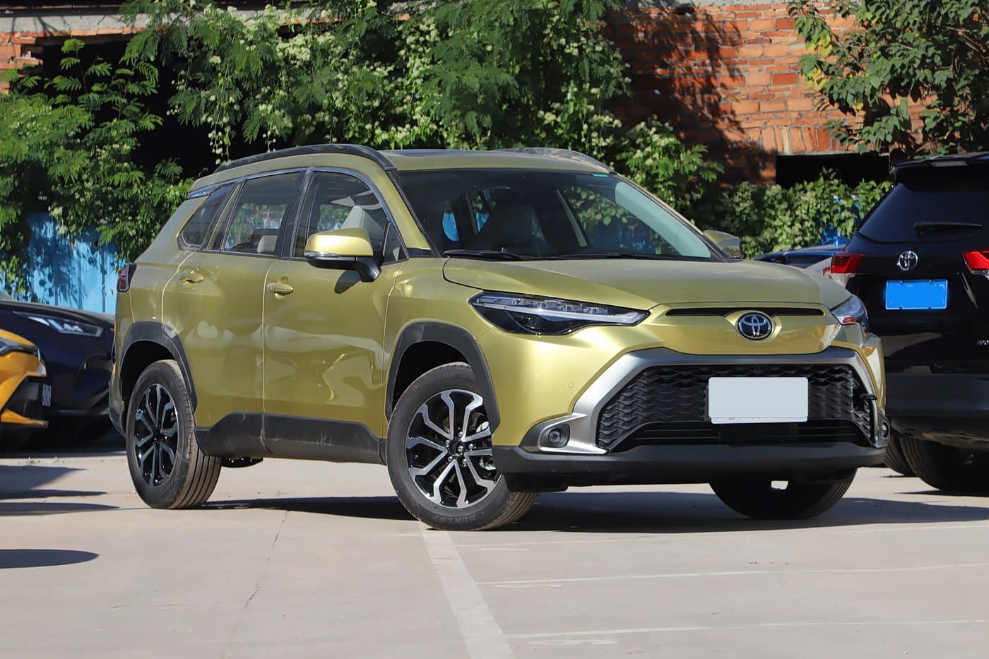 2022 Toyota Frontlander — front three-quarter view, Amber Gold, compact SUV for export
