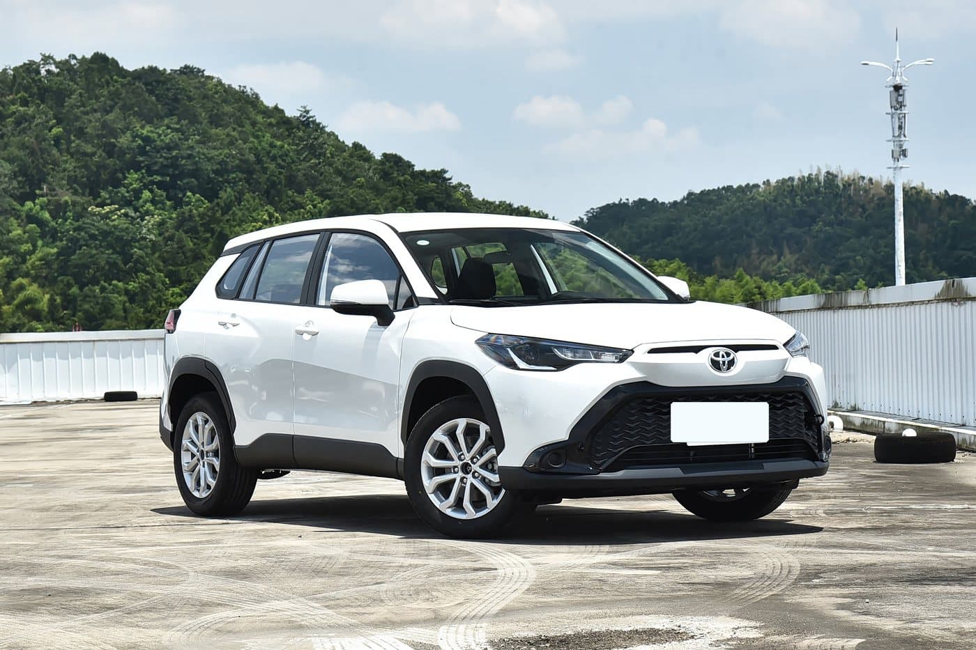 2024 Toyota Frontlander — front three-quarter view, Platinum Pearl White, compact SUV for export