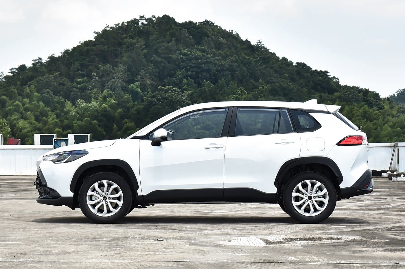 2024 Toyota Frontlander — side profile, Platinum Pearl White, compact SUV for export