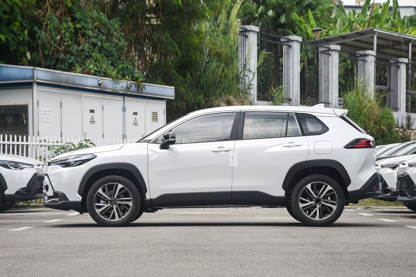 2026 Toyota Frontlander — side profile, Platinum Pearl White, compact SUV for export